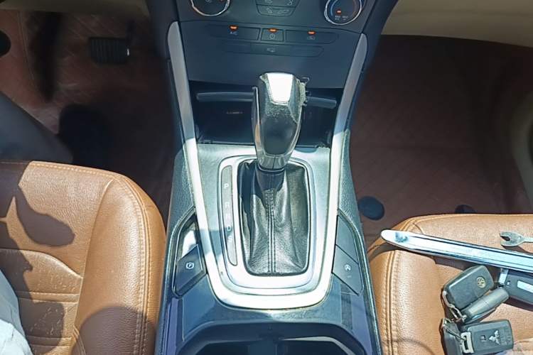 Used Ford Edge 2015 2.0T GTDi Two-Wheel-Drive Elite Edition Gear Lever