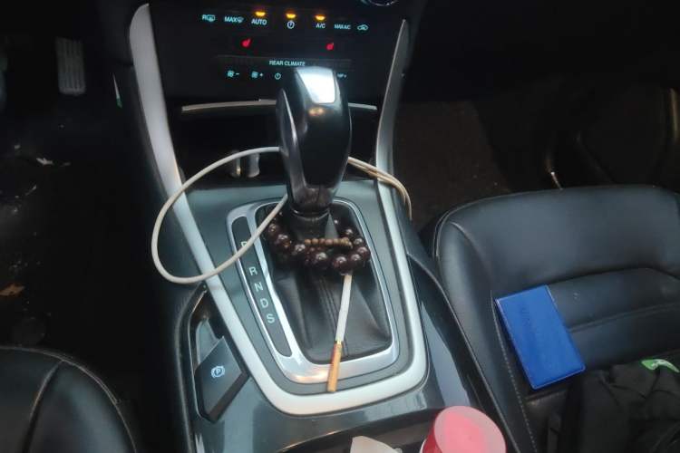 Used Ford Edge 2015 2.0T GTDi Two-Wheel-Drive Platinum Edition Gear Lever