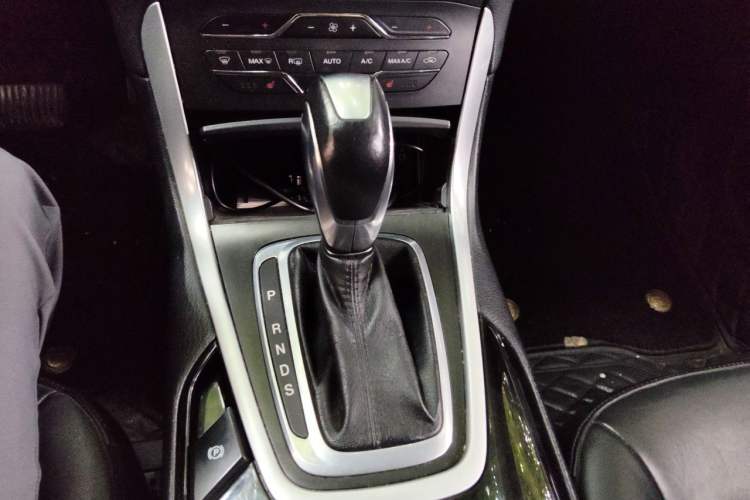 Used Ford Edge 2015 2.0T GTDi Two-Wheel-Drive High-Line Version Gear Lever