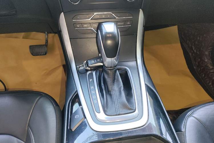 Used Ford Edge 2015 2.0T GTDi Two-Wheel-Drive High-Line Version Gear Lever