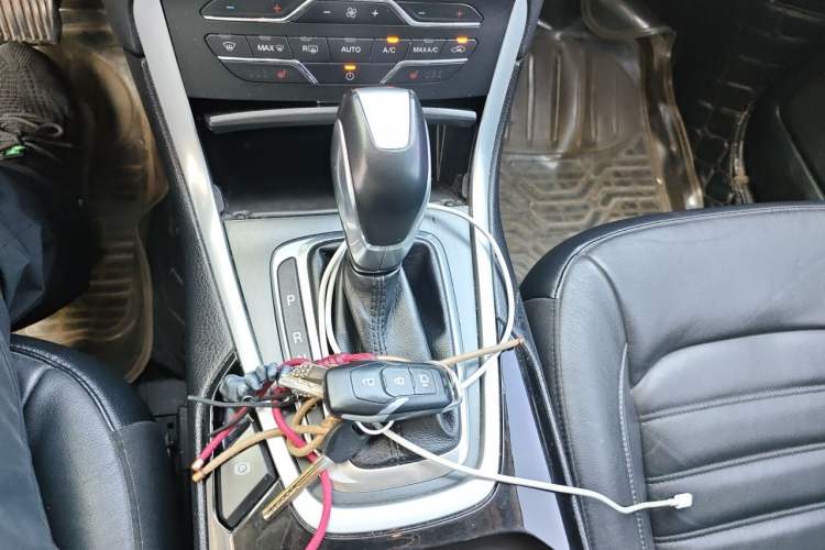 Used Ford Edge 2015 2.0T GTDi Two-Wheel-Drive High-Line Version Gear Lever
