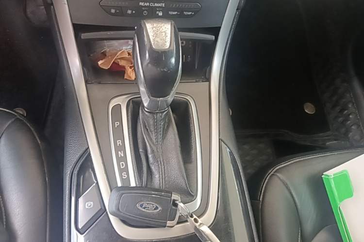 Used Ford Edge 2015 2.0T GTDi Two-Wheel-Drive Platinum Edition Gear Lever