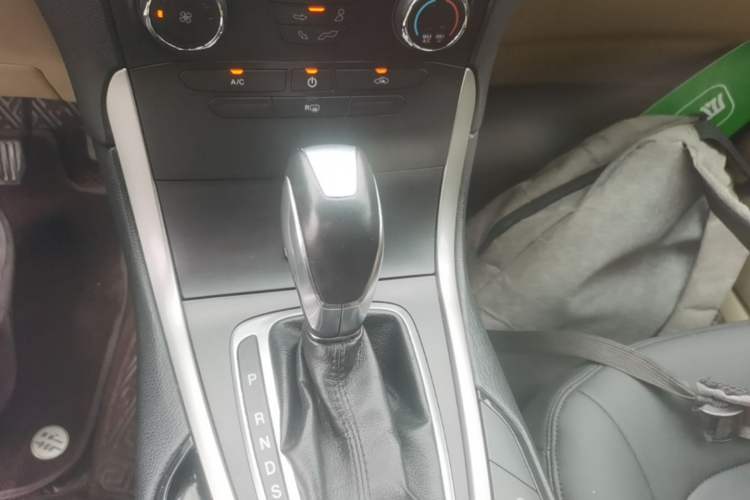Used Ford Edge 2015 2.0T GTDi Two-Wheel-Drive Elite Edition Gear Lever