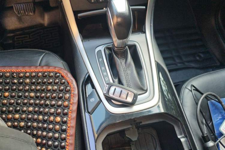 Used Ford Edge 2015 2.0T GTDi Two-Wheel-Drive Platinum Edition Gear Lever