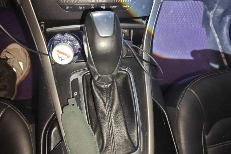Used Ford Edge 2015 2.0T GTDi Two-Wheel-Drive Platinum Edition Gear Lever