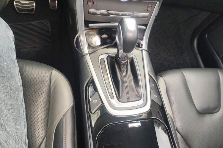 Used Ford Edge 2015 2.7T GTDi 4x4 Sporty 7-Seater Gear Lever