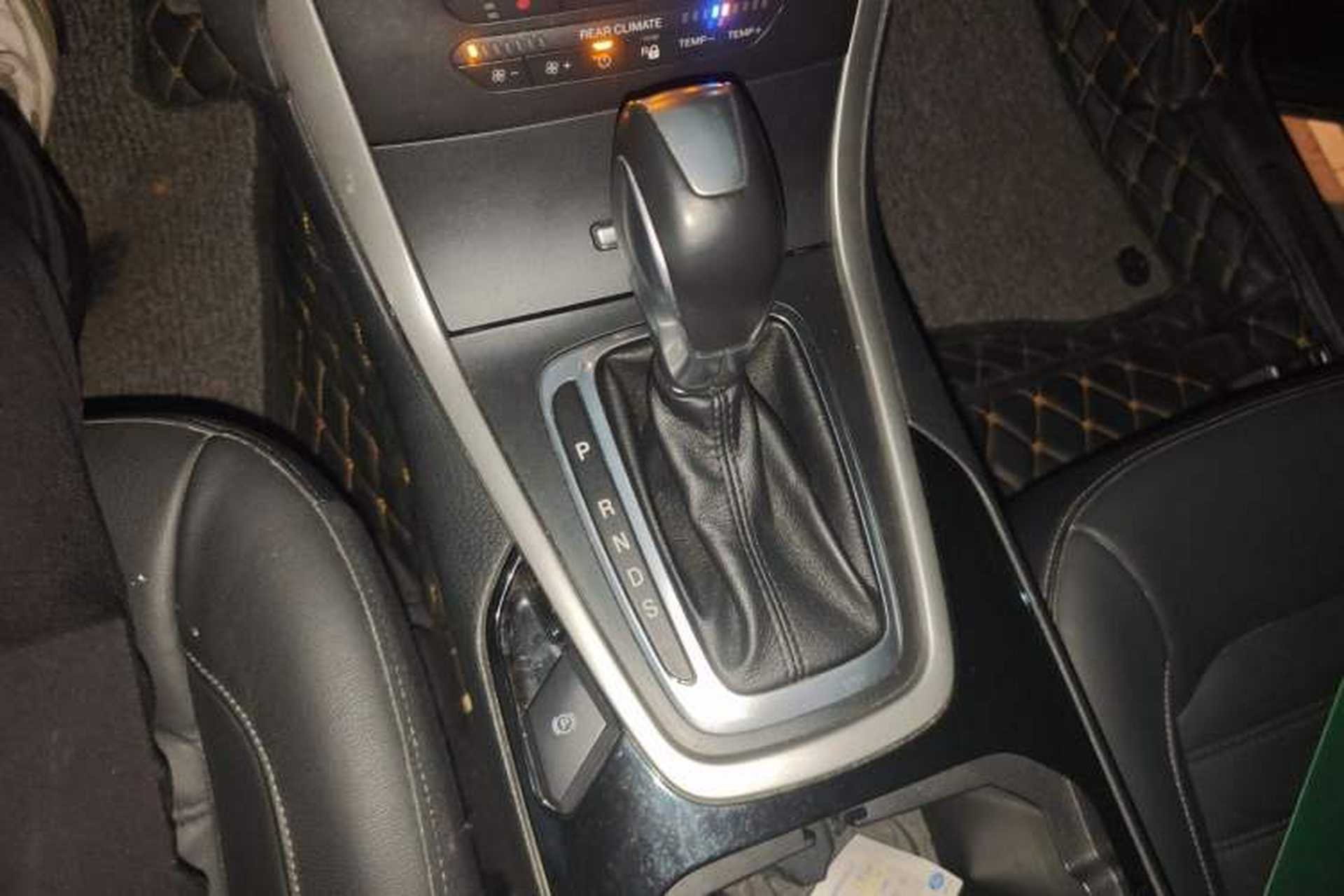 Used Ford Edge 2015 2.0T GTDi Two-Wheel-Drive Platinum Edition Gear Lever