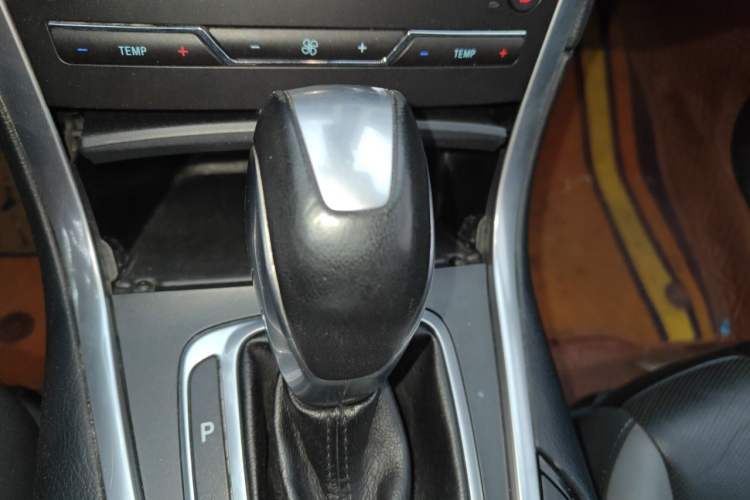 Used Ford Edge 2015 2.7T GTDi 4x4 Sporty 7-Seater Gear Lever