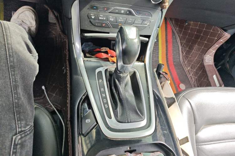 Used Ford Edge 2015 2.0T GTDi Two-Wheel-Drive High-Line Version Gear Lever