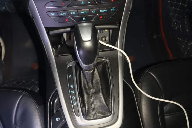 Used Ford Edge 2015 2.0T GTDi Two-Wheel-Drive High-Line Version Gear Lever