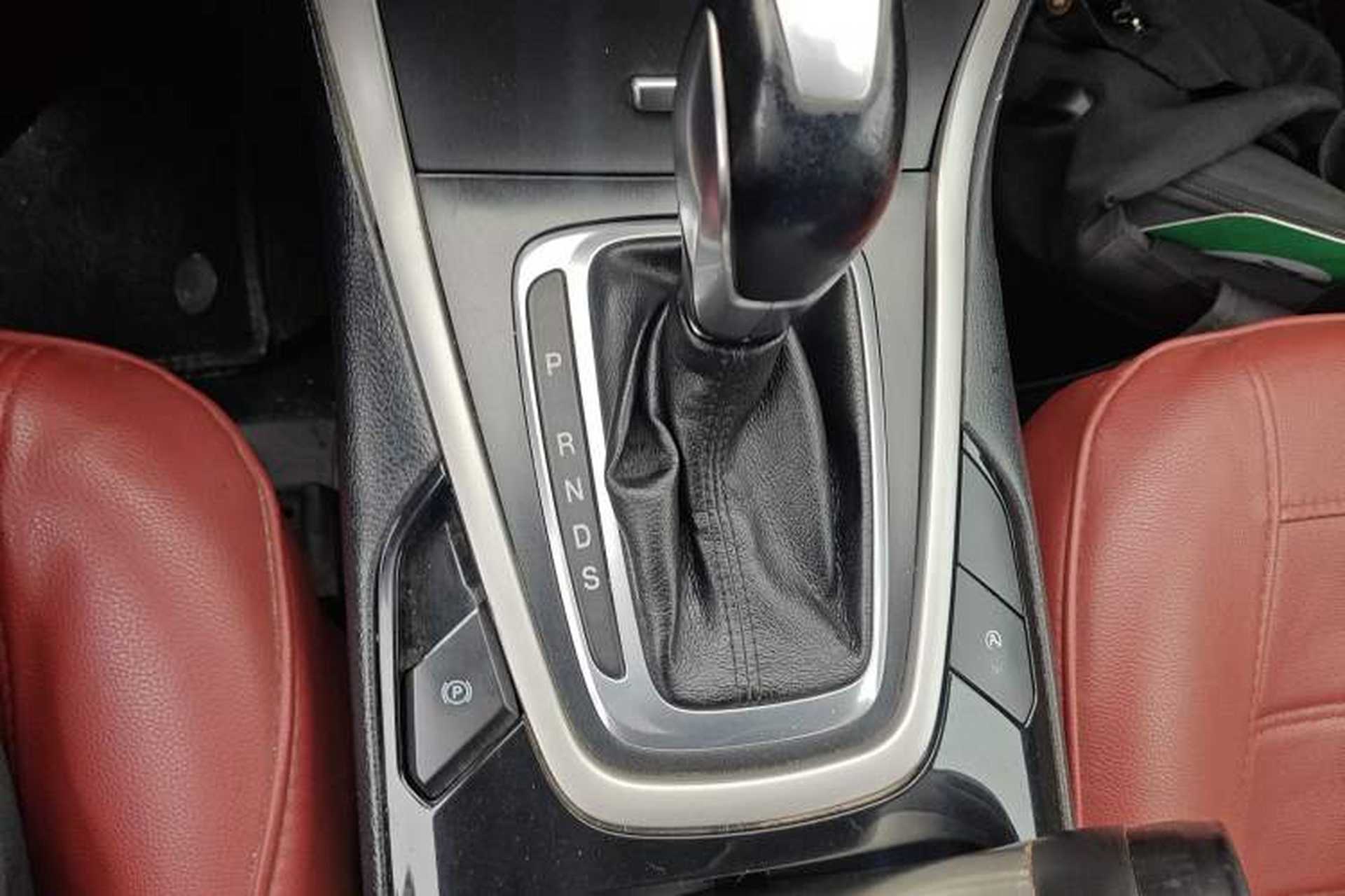 Used Ford Edge 2015 2.0T GTDi Two-Wheel-Drive Elite Edition Gear Lever