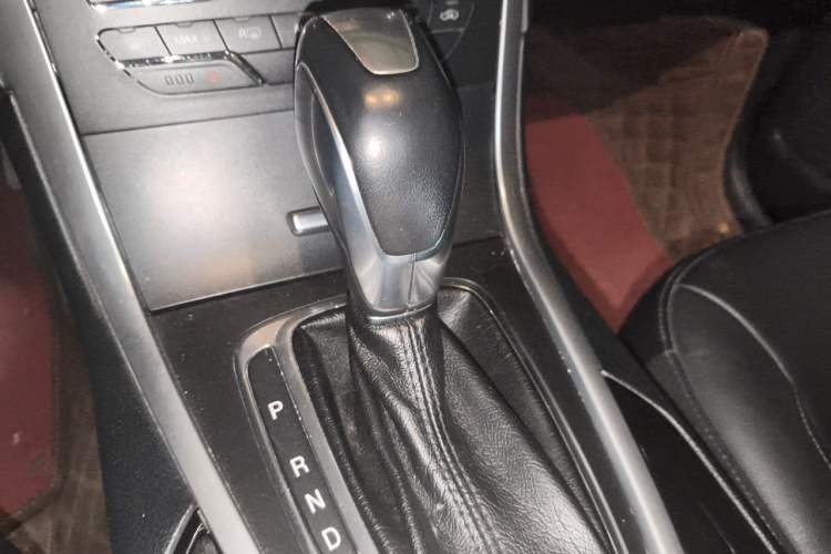 Used Ford Edge 2015 2.0T GTDi Two-Wheel-Drive High-Line Version Gear Lever