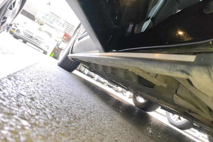 Used Ford Edge 2015 2.0T GTDi Two-Wheel-Drive High-Line Version Left Side Sill