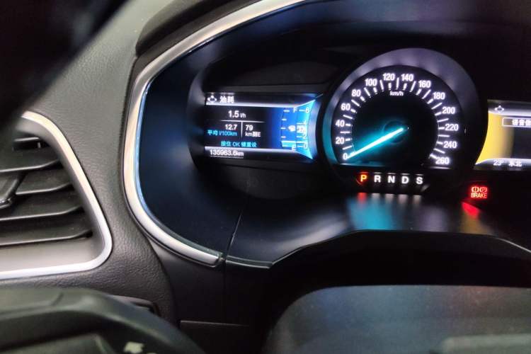 Used Ford Edge 2015 2.0T GTDi Two-Wheel-Drive High-Line Version Odometer Close Up