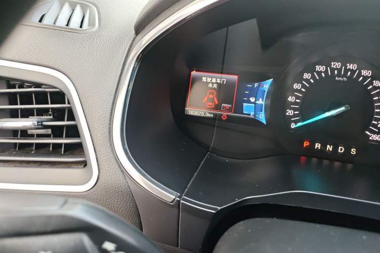 Used Ford Edge 2015 2.0T GTDi Two-Wheel-Drive High-Line Version Odometer Close Up