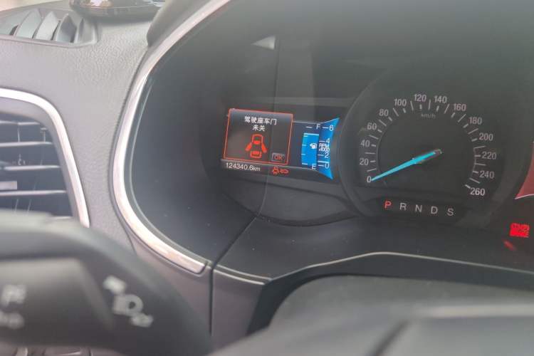 Used Ford Edge 2015 2.0T GTDi 4x4 High-Grade Model Odometer Close Up