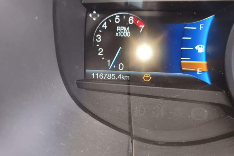 Used Ford Edge 2015 2.0T GTDi 4x4 High-Grade Model Odometer Close Up