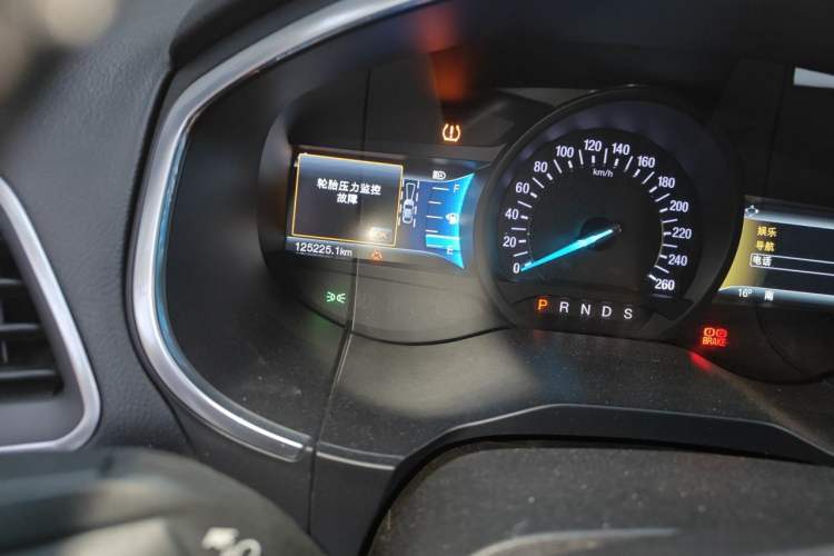 Used Ford Edge 2015 2.7T GTDi 4x4 Sporty 7-Seater Odometer Close Up