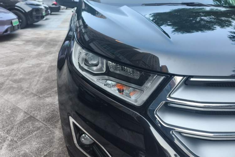 Used Ford Edge 2015 2.0T GTDi Two-Wheel-Drive Platinum Edition Right Front Headlight