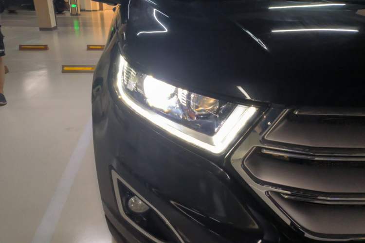 Used Ford Edge 2015 2.0T GTDi Two-Wheel-Drive High-Line Version Right Front Headlight