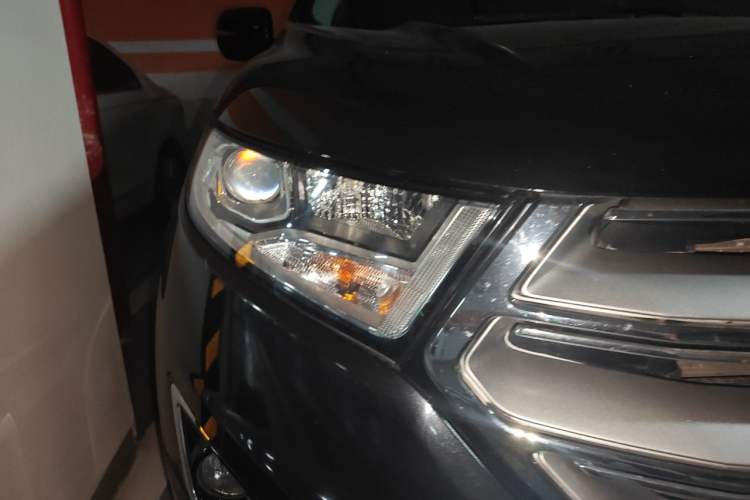 Used Ford Edge 2015 2.0T GTDi Two-Wheel-Drive Platinum Edition Right Front Headlight