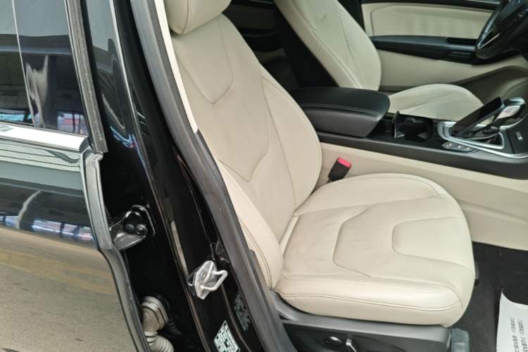 Used Ford Edge 2015 2.0T GTDi Four-Wheel Drive Prestige Model Right Front Seat
