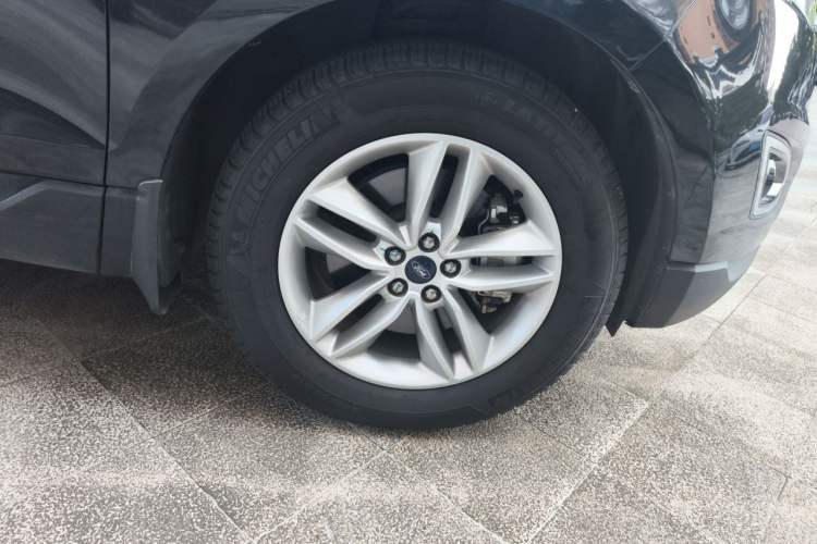 Used Ford Edge 2015 2.0T GTDi Two-Wheel-Drive Platinum Edition Right Front Wheel Hub
