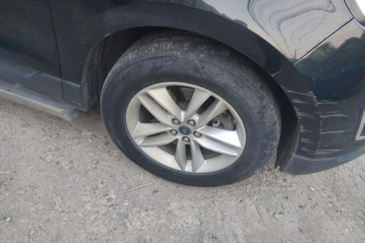 Used Ford Edge 2015 2.0T GTDi Two-Wheel-Drive Platinum Edition Right Front Wheel Hub