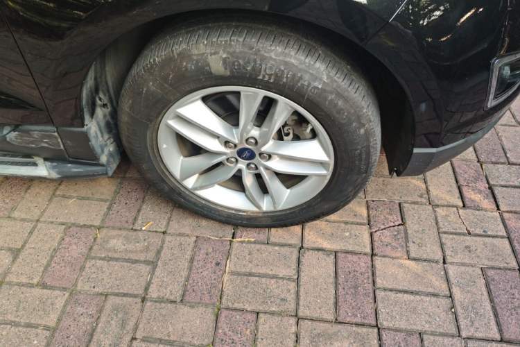 Used Ford Edge 2015 2.0T GTDi Two-Wheel-Drive Platinum Edition Right Front Wheel Hub