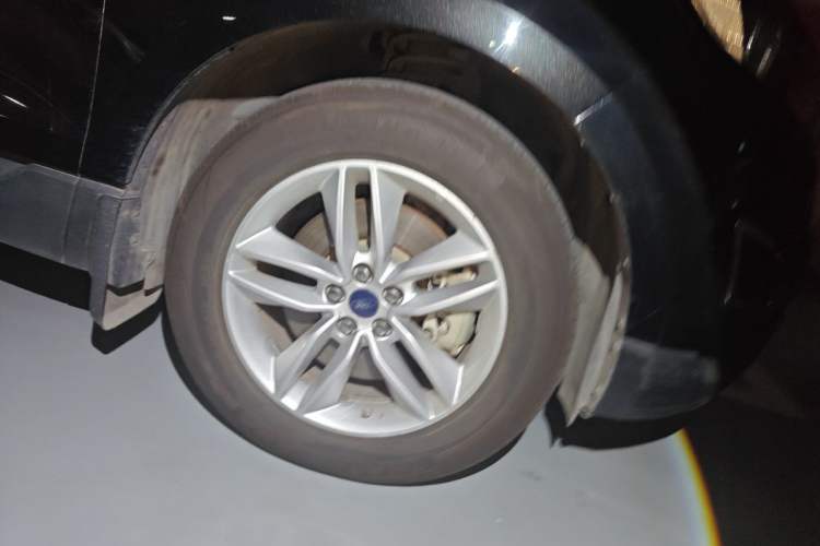 Used Ford Edge 2015 2.0T GTDi Two-Wheel-Drive Platinum Edition Right Front Wheel Hub