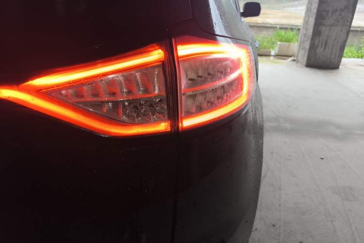 Used Ford Edge 2015 2.0T GTDi Two-Wheel-Drive Elite Edition Right Rear Taillight