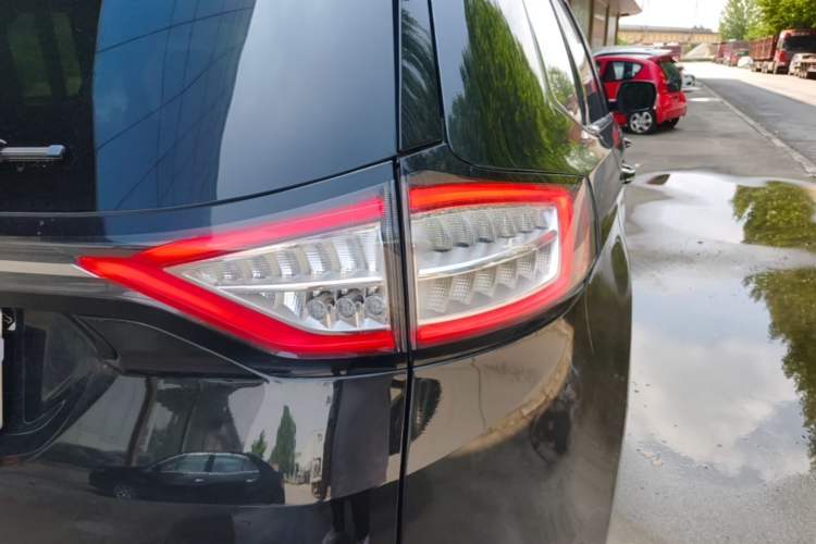 Used Ford Edge 2015 2.0T GTDi Two-Wheel-Drive High-Line Version Right Rear Taillight