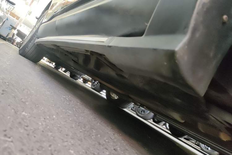 Used Ford Edge 2015 2.0T GTDi Two-Wheel-Drive High-Line Version Right Side Sill