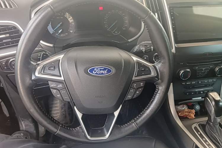 Used Ford Edge 2015 2.0T GTDi Two-Wheel-Drive Platinum Edition Steering Wheel