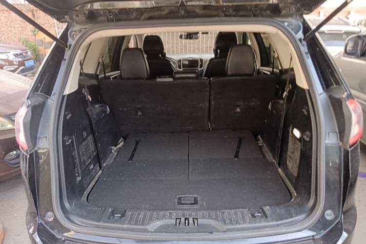 Used Ford Edge 2015 2.0T GTDi Two-Wheel-Drive Platinum Edition Trunk