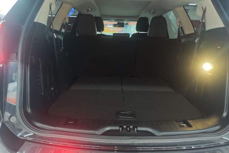 Used Ford Edge 2015 2.0T GTDi Four-Wheel Drive Prestige Model Trunk
