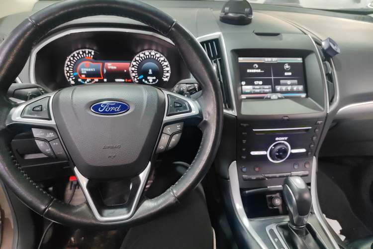 Used Ford Edge 2015 2.0T GTDi Four-Wheel Drive Prestige Model Center Console