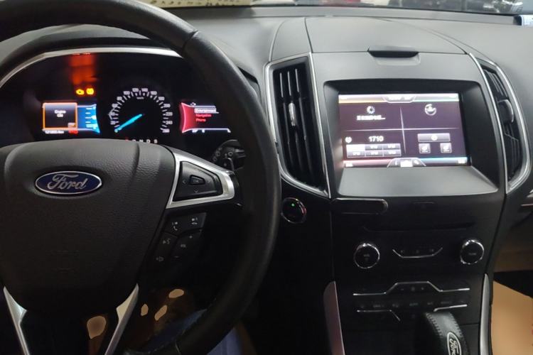 Used Ford Edge 2015 2.0T GTDi 4x4 High-Grade Model Center Console
