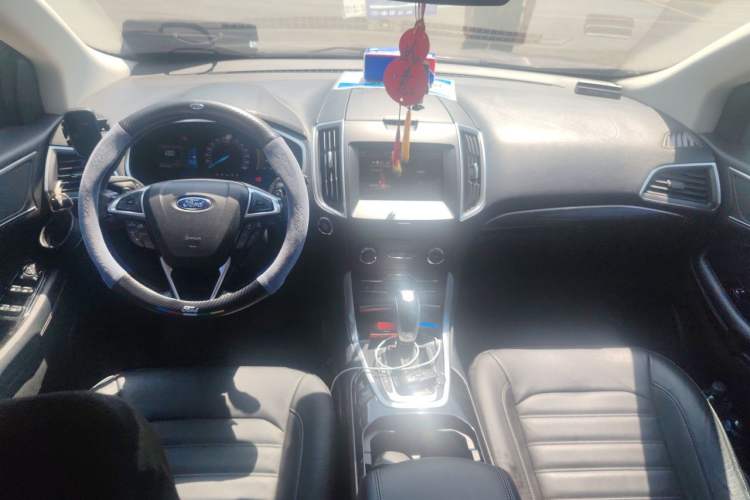 Used Ford Edge 2015 2.0T GTDi 4x4 High-Grade Model Center Console