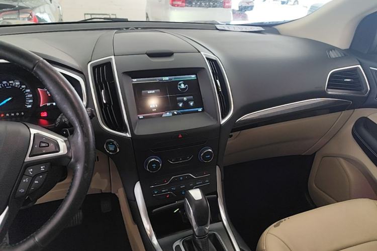 Used Ford Edge 2015 2.0T GTDi Two-Wheel-Drive High-Line Version Center Console