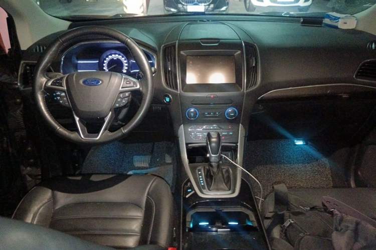 Used Ford Edge 2015 2.0T GTDi Two-Wheel-Drive High-Line Version Center Console