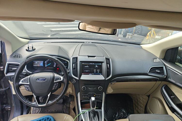Used Ford Edge 2015 2.0T GTDi Two-Wheel-Drive High-Line Version Center Console