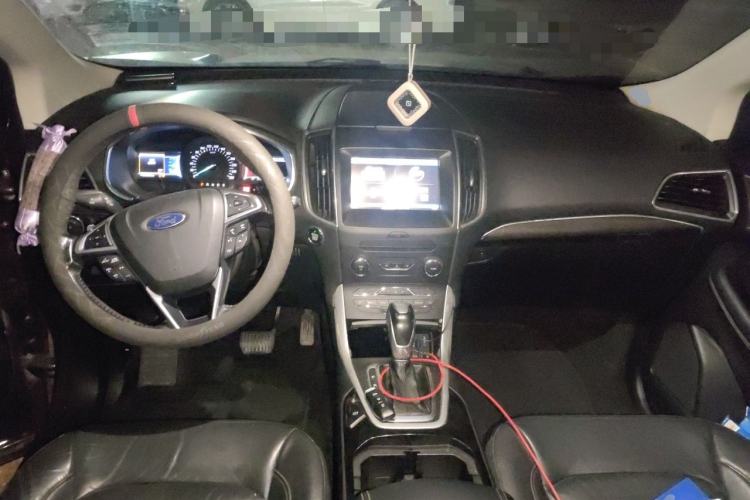 Used Ford Edge 2015 2.0T GTDi Two-Wheel-Drive High-Line Version Center Console