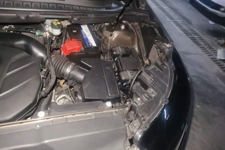 Used Ford Edge 2015 2.0T GTDi Two-Wheel-Drive High-Line Version Engine Bay Left
