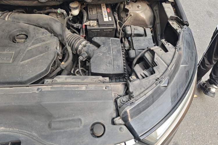 Used Ford Edge 2015 2.0T GTDi Two-Wheel-Drive High-Line Version Engine Bay Left