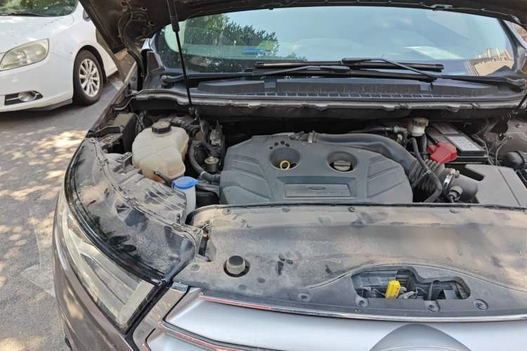 Used Ford Edge 2015 2.0T GTDi Two-Wheel-Drive Platinum Edition Engine Bay Right