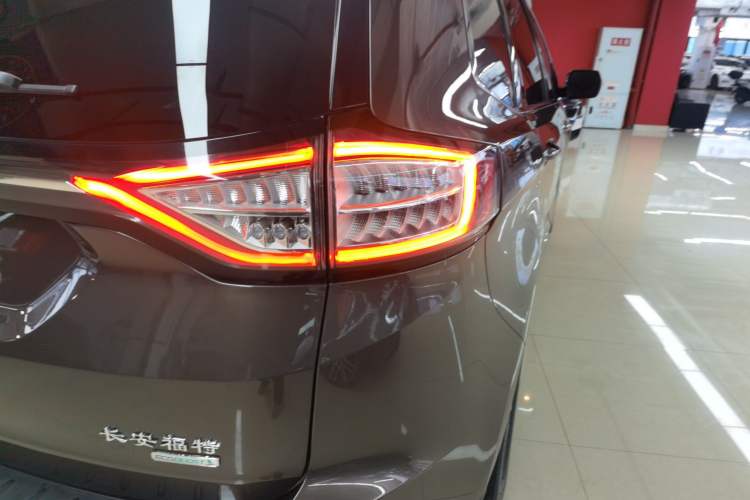 Used Ford Edge 2015 2.0T GTDi Two-Wheel-Drive Elite Edition Exterior 3