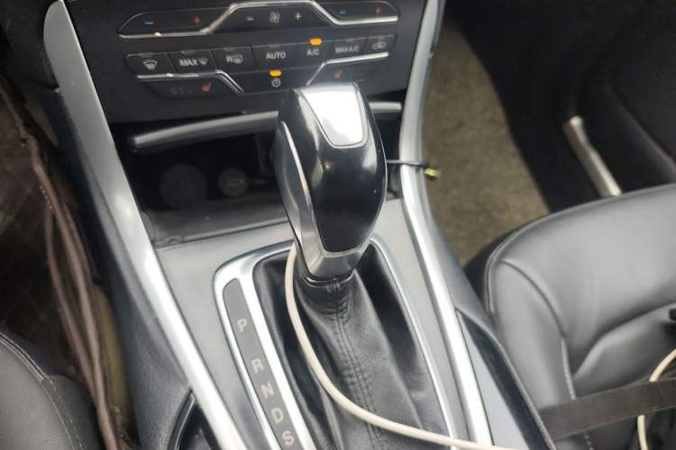 Used Ford Edge 2015 2.0T GTDi Two-Wheel-Drive High-Line Version Gear Lever