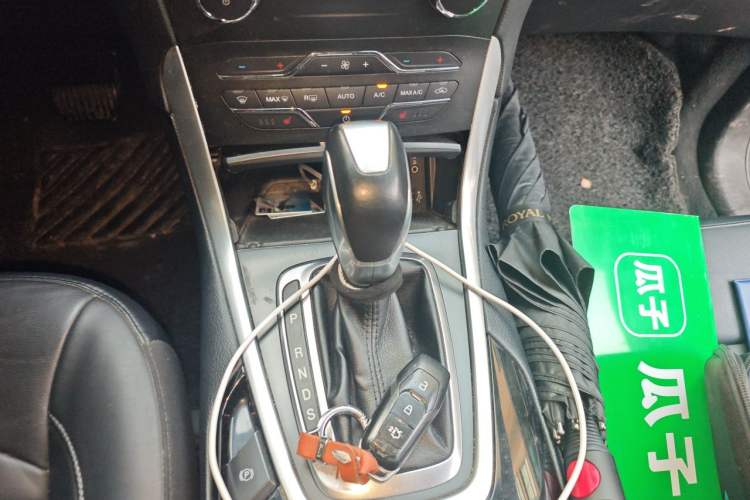 Used Ford Edge 2015 2.0T GTDi Two-Wheel-Drive High-Line Version Gear Lever