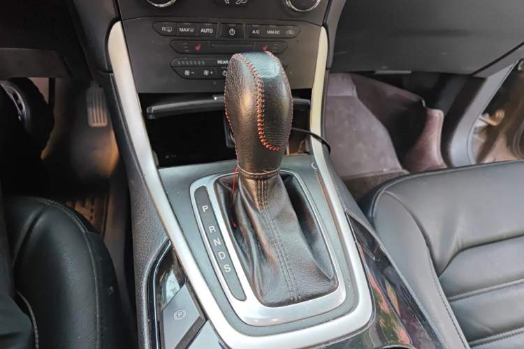 Used Ford Edge 2015 2.0T GTDi Two-Wheel-Drive Platinum Edition Gear Lever